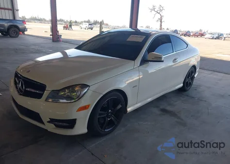 2012 Mercedes-Benz C 250 z USA, uszkodzony, nr VIN WDDGJ4HB4CF775711